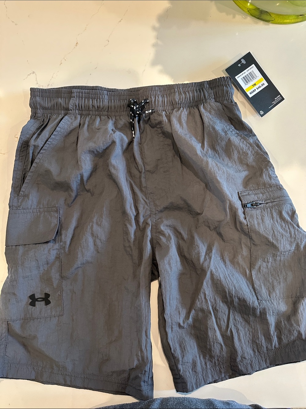 Boys Youth Medium Under Armour gray shorts